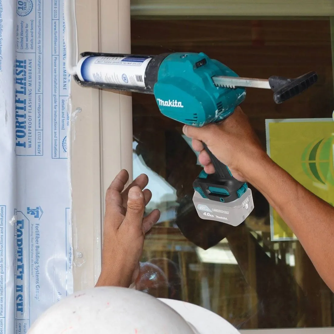 Makita CG100DWAEA 12Vmax CXT Caulking Gun With 2 x 2.0ah Batteries. Charger & Case