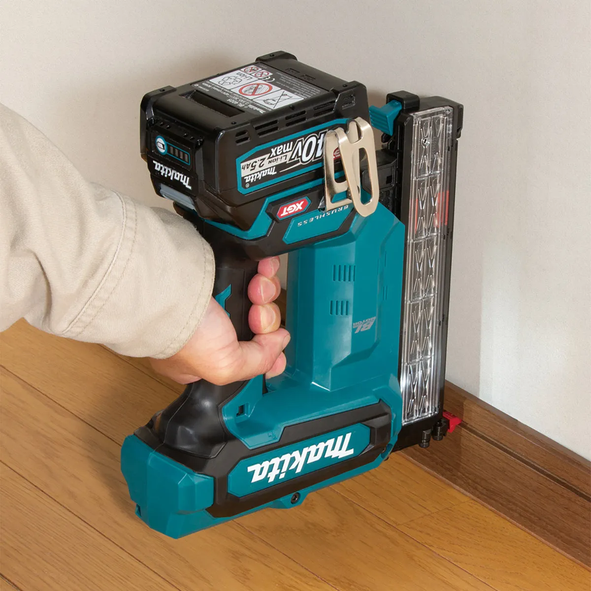 Makita FN001GD201 40V Max XGT Brushless 18Ga Brad Nailer With 2 x 2.5Ah Battery Charger & Case