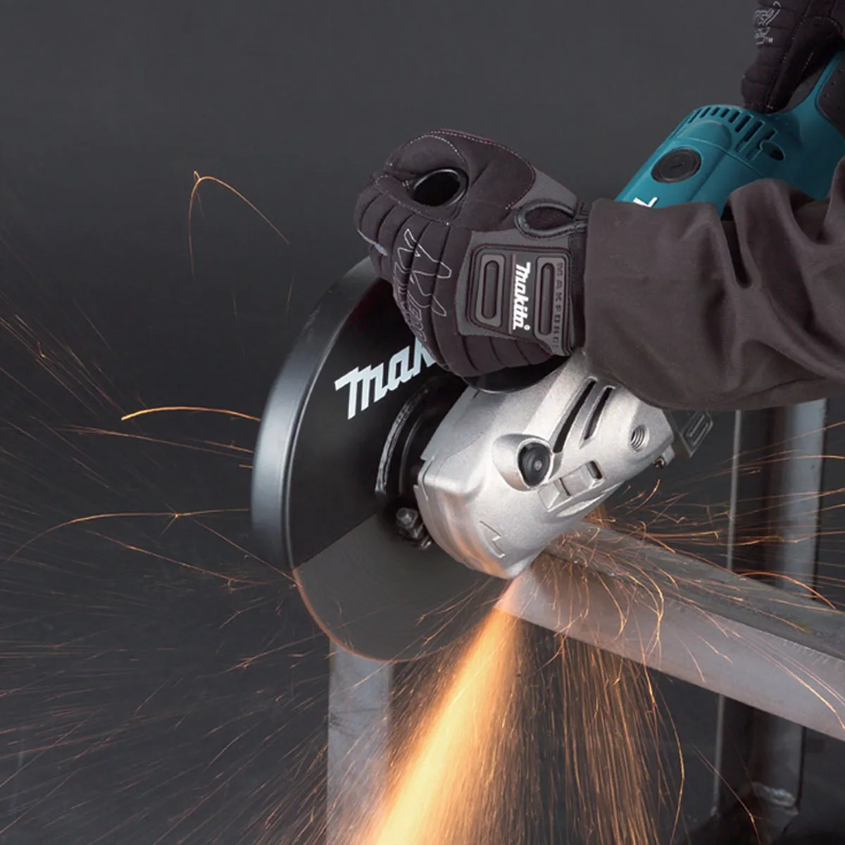Makita GA9020KD/2 230mm (9) Angle Grinder With Case & Diamond Blade 240V